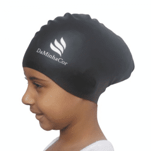 DA MINHA COR TOUCA DE NATAÇÃO CABELOS AFRO VOLUMOSOS – INFANTIL